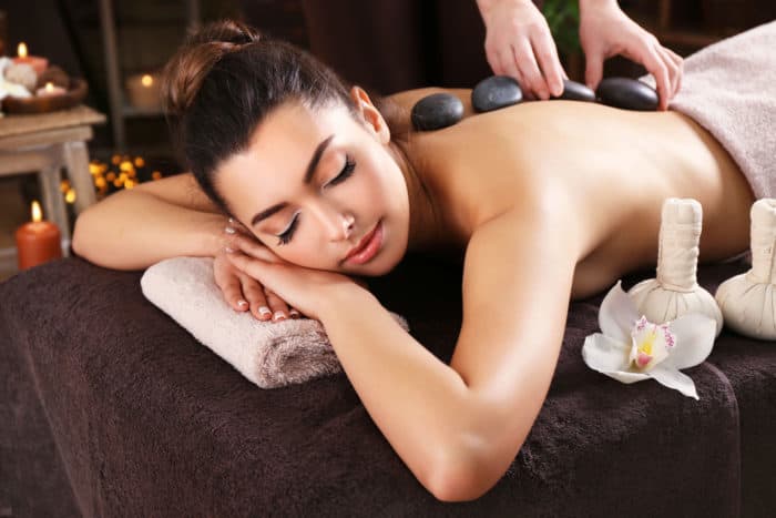 massage met hete stenen; hotstone-massage is een hotstone-massage