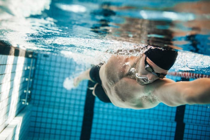 De functie van chloor in zwembadwater en de gevaren voor de gezondheid