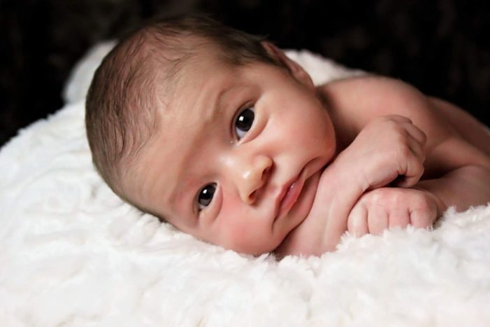 het wonder van het geven van borstvoeding aan een pasgeboren baby