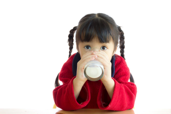 kinderen drinken koemelk