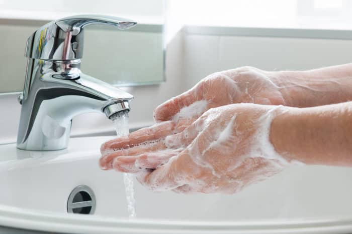 handen wassen na het toilet