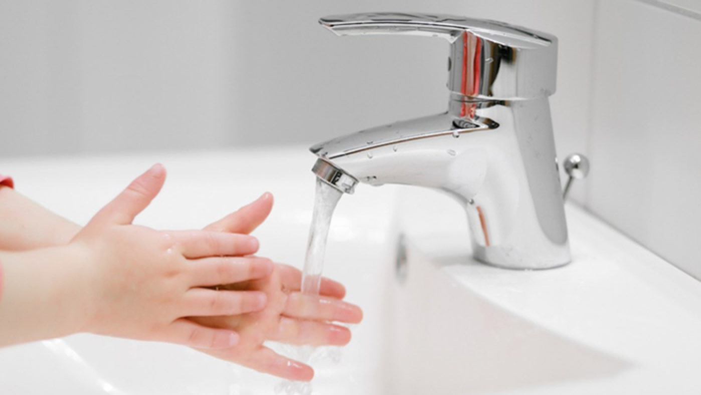 handen wassen met stromend water