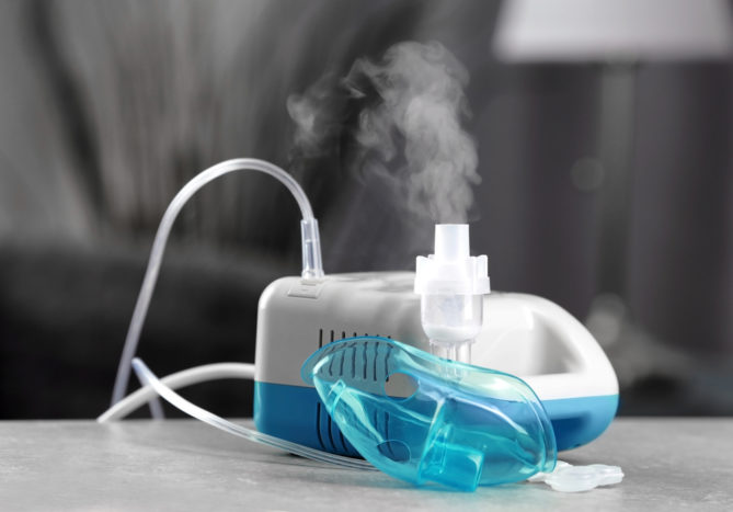 Stoom inhalator vernevelaar voor medicijnen voor ademhalingsproblemen