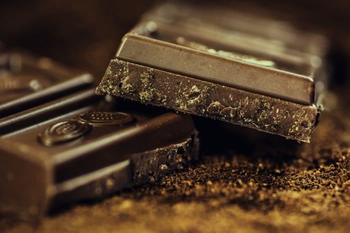 donkere chocolade verlaagt hoge bloeddruk