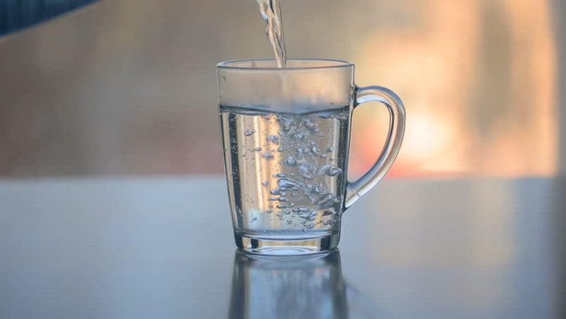 de voordelen van warm water drinken