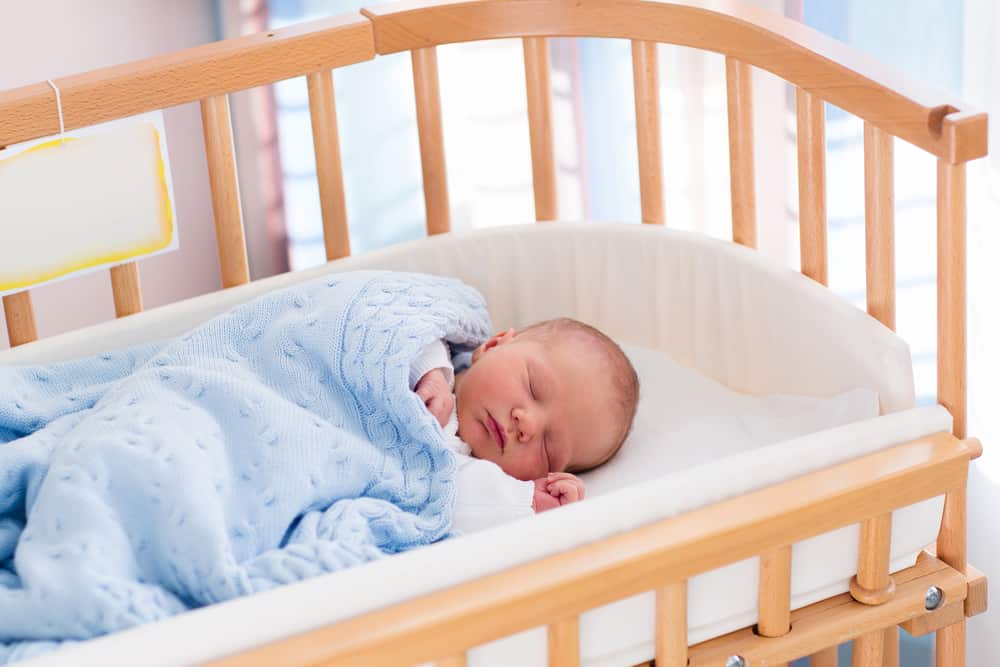 het gevaar van baby's die slapen met dekens
