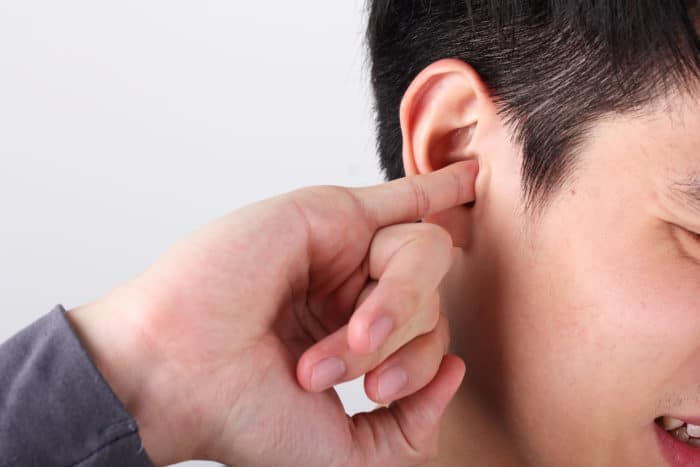 hoe de oren te reinigen