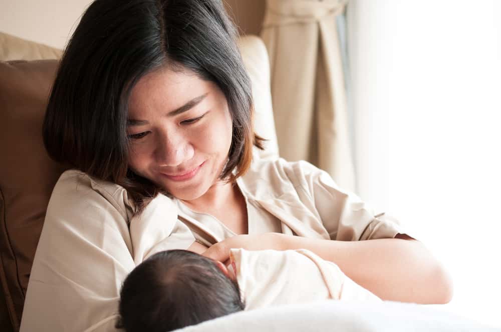 hoe een baby borstvoeding te geven