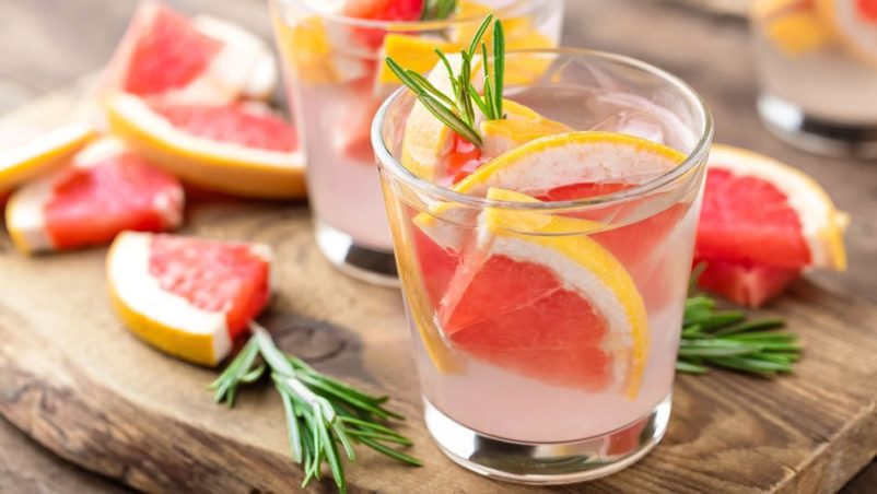 grapefruit doordrenkt met water