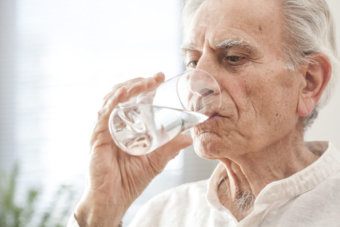 ouderen drinken water