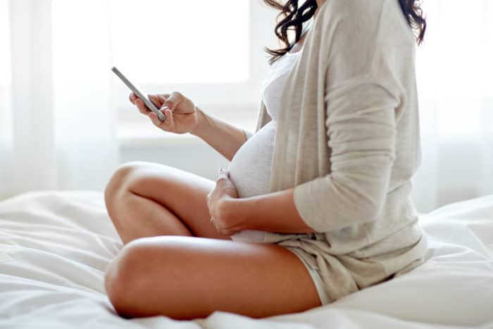 mobiele telefoons spelen tijdens de zwangerschap