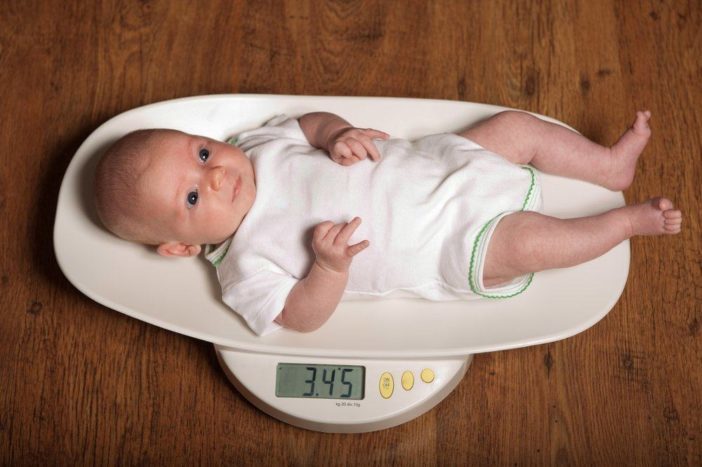 de oorzaak van het gewichtsverlies van de baby