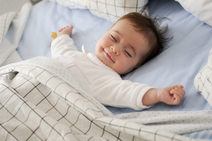 baby lacht tijdens het slapen