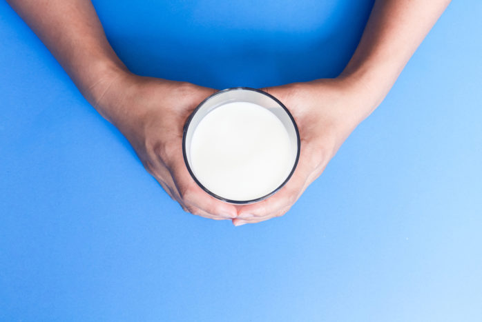 drink melk tijdens een verkoudheid